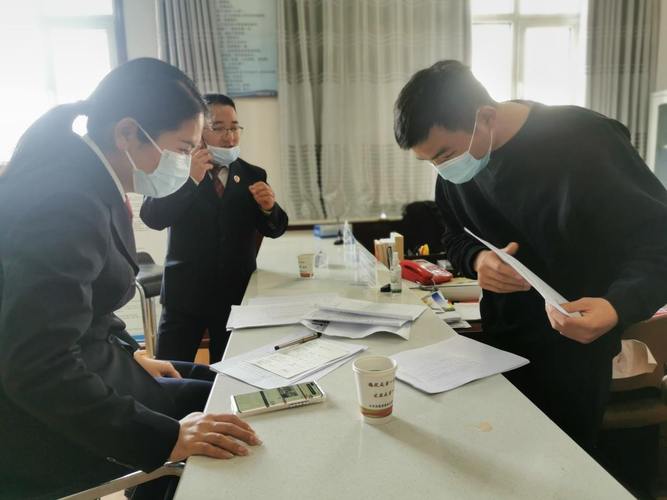 李志兴律师与检察官对接案情,为14位工人追索劳动报酬在囊谦县,因之前